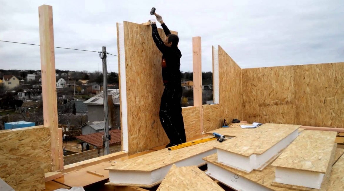 Assemblage d'une maison à ossature utilisant la technologie finlandaise (installation de blocs individuels)