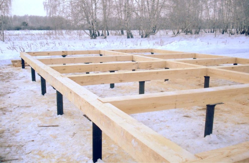 Un exemple de fabrication de la garniture inférieure d'une maison à ossature sur pilotis