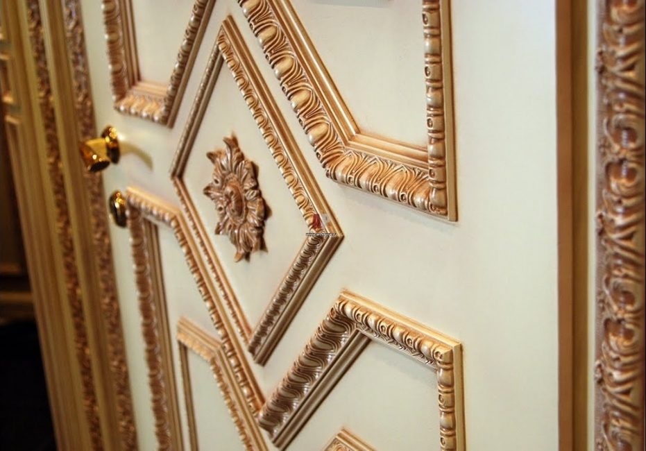 Les moulures volumétriques encadrent adéquatement les portes d'entrée et intérieures