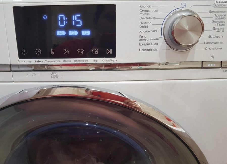 Dans ce modèle, tout est simple et clair.La rotation du bouton métallique central sélectionne le mode de lavage. L'écran affiche les paramètres de fonctionnement. La trappe de chargement est originale et une machine avec ce design décorera n'importe quelle pièce. Les explications sont faites en russe, ce qui est pratique et pratique