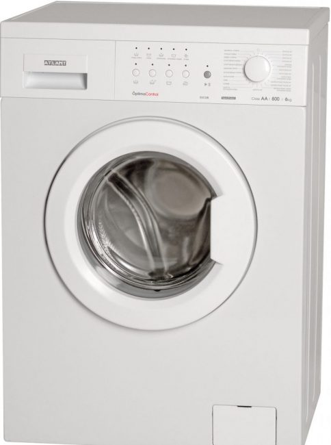 Le choix de la méthode de lavage est sélectionné sur le panneau avant. La vitesse d'essorage et la température sont réglées avec des boutons situés sur le côté. Le modèle ne fournit pas d'écran avec les paramètres de fonctionnement