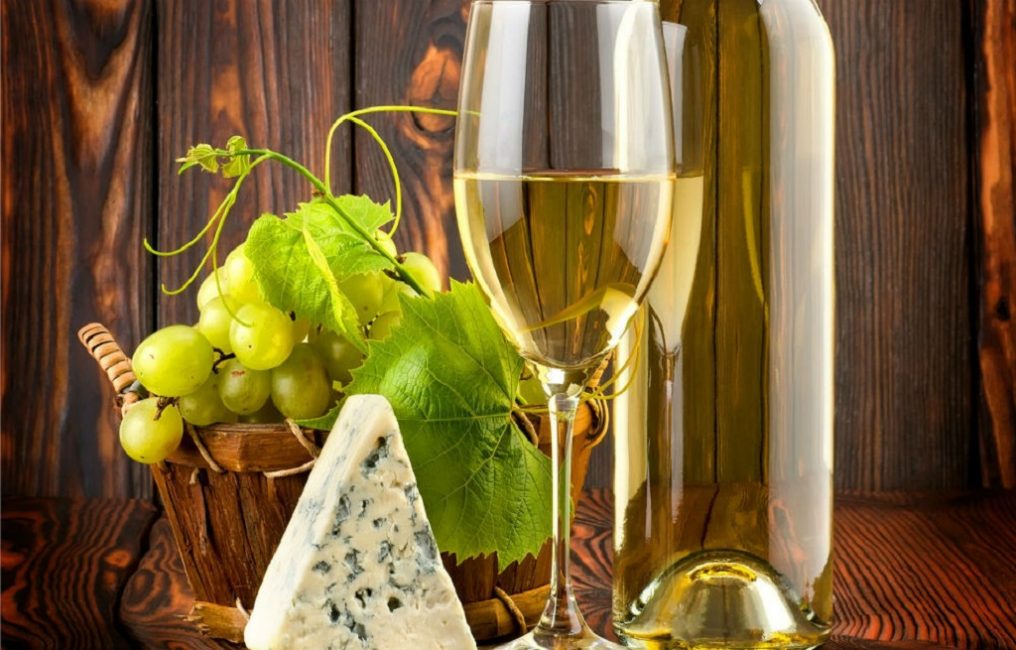  Si vous prenez des raisins blancs comme matière première, vous obtenez une odeur originale et une douce teinte ambrée transparente d'un produit délicieux.