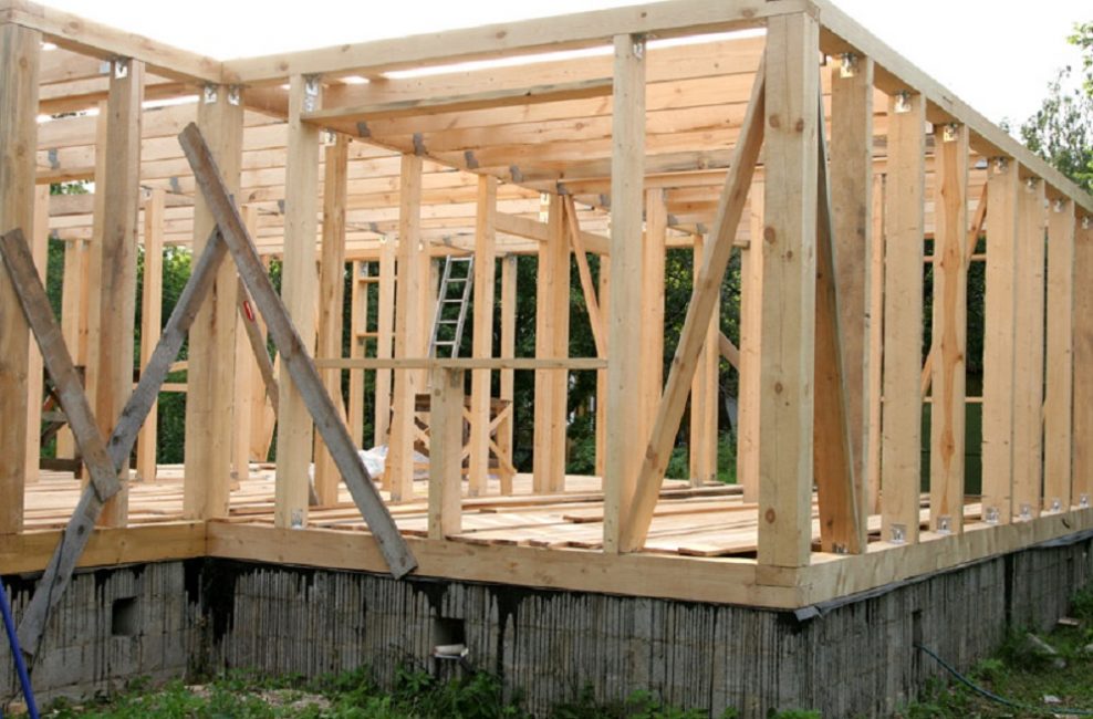 Conception de maison avec rails supérieurs et inférieurs et poteaux verticaux