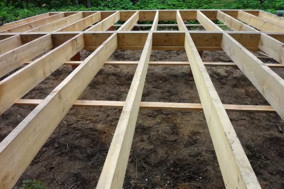 Construction de plancher dans une maison à ossature