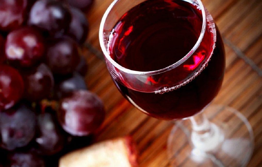 Les raisins rouges produisent un résultat aromatique avec une richesse de couleur et une luminosité des sensations gustatives.