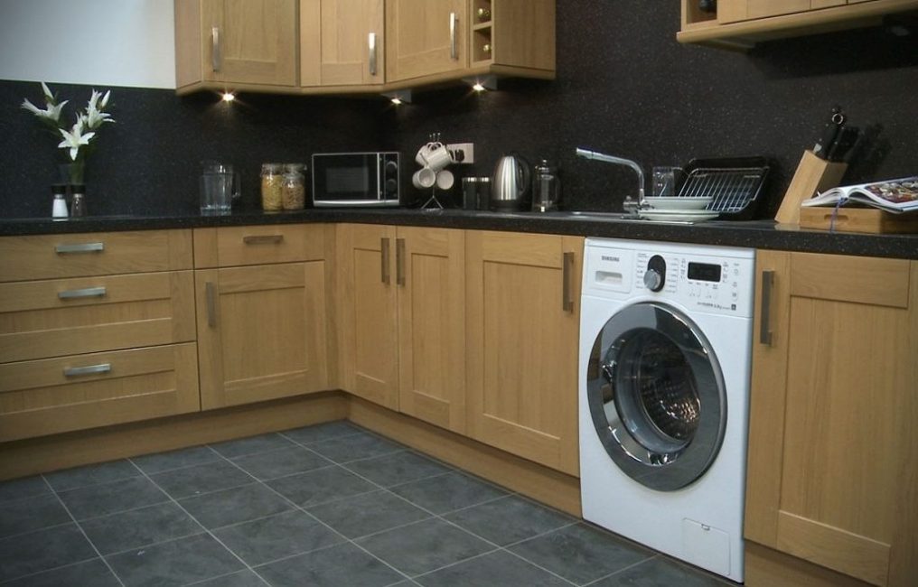 La machine s'intègre dans un ensemble de cuisine standard. Cela élargit les possibilités d'installation d'équipements. La grande porte de chargement facilite le chargement/déchargement du linge. L'écran reflète le mode de fonctionnement de l'équipement, le choix du mode de lavage s'effectue par le bouton rotatif central