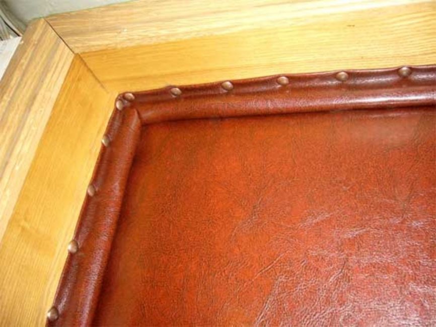 Garniture de porte avec dermantine