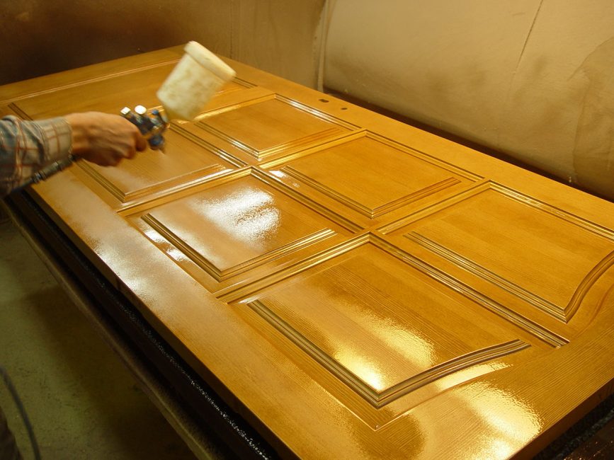 Laquer une porte en bois