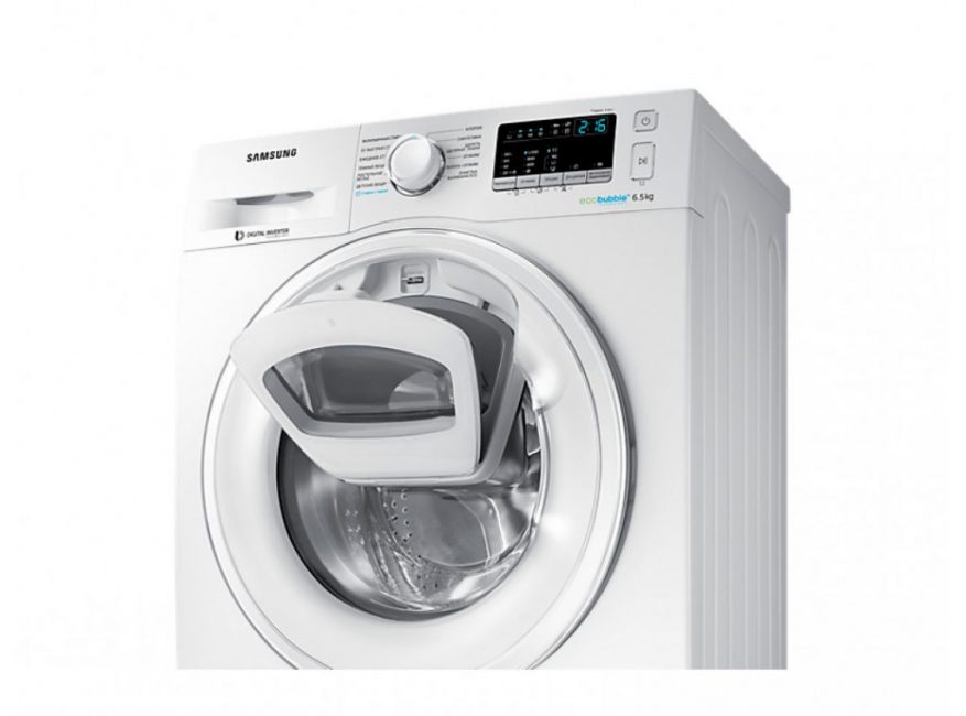 Le modèle a une porte pratique avec une poignée supérieure. Le contrôle s'effectue directement sur la face avant ou via un smartphone. Grand écran avec affichage détaillé des paramètres de fonctionnement