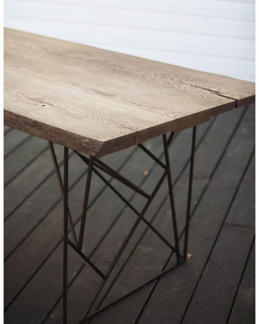 La combinaison de métal brutal avec divers types de bois a déjà gagné en popularité et est souvent utilisée dans la fabrication de meubles.