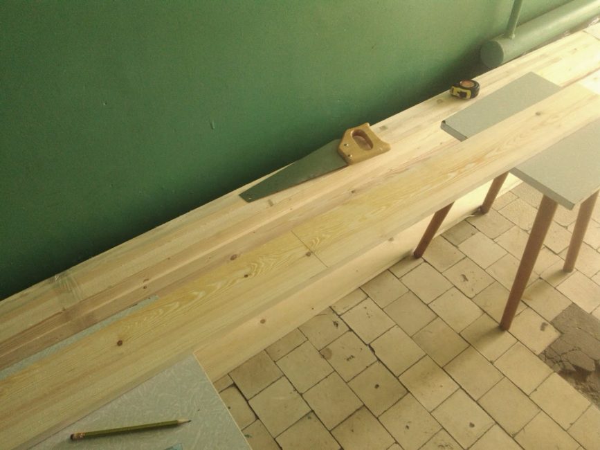 Le meilleur choix pour un lit en bois est le bois de pin ou les planches de meubles.