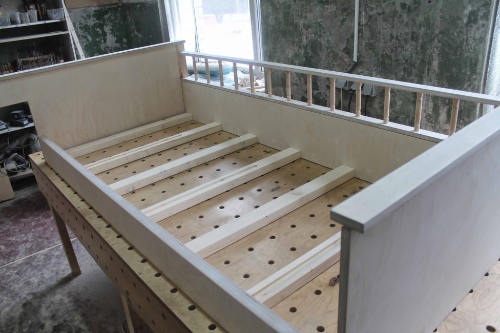 Tout d'abord, le niveau inférieur est assemblé, en commençant par le cadre et les lattes du matelas, puis toutes les étapes sont répétées pour la deuxième couchette