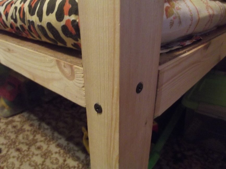 Les pièces sont reliées avec de la colle, mais elles doivent être renforcées avec des vis autotaraudeuses