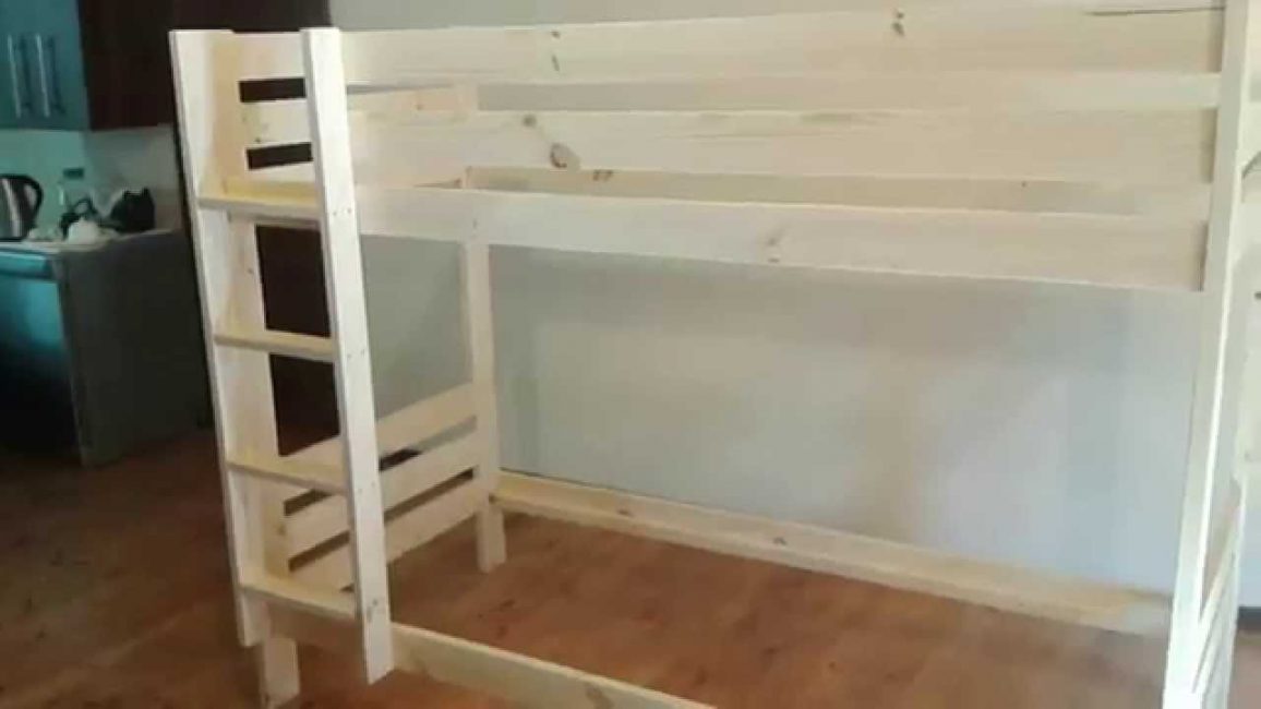 La structure en bois finie est poncée et vernie