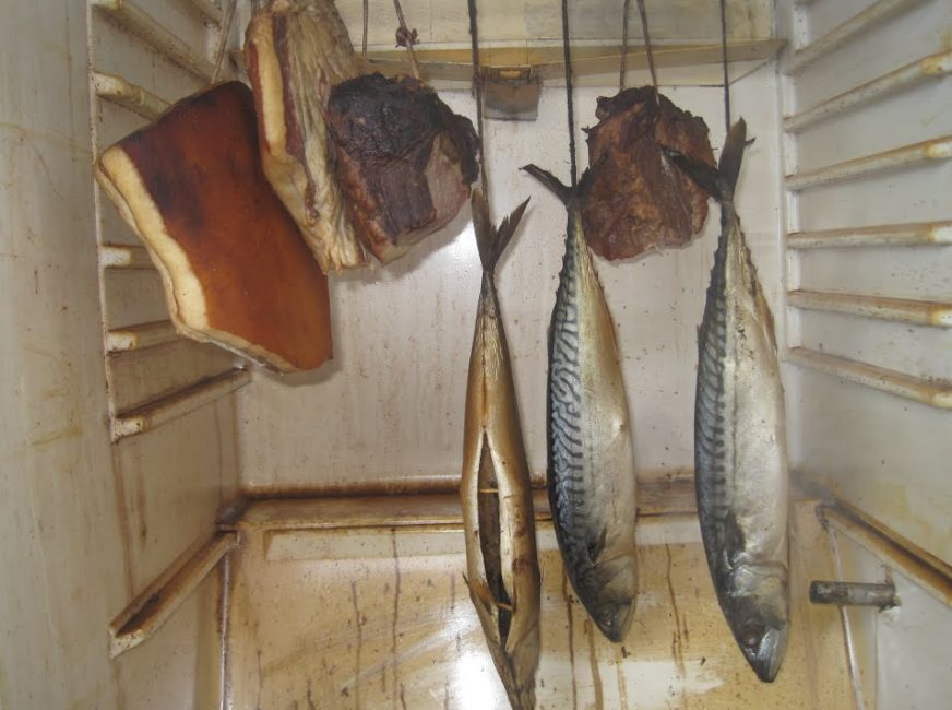 Produits dans la chambre de fumage du réfrigérateur