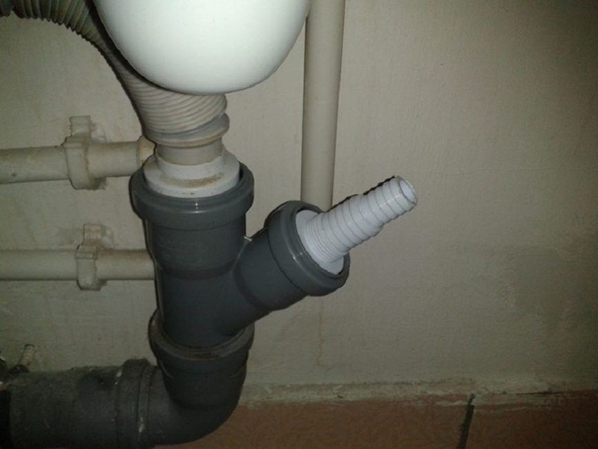 Té supplémentaire dans le drain de l'évier