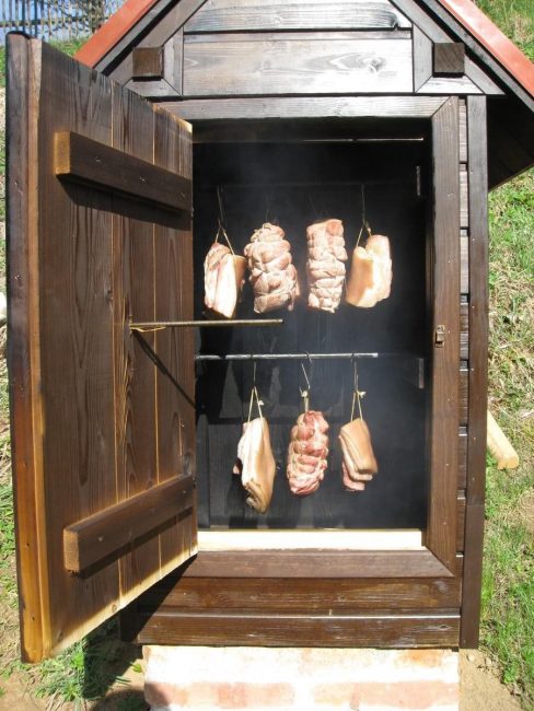 Fumoir dans la maison de campagne en briques