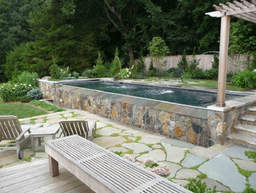 Aire aménagée autour d'un réservoir artificiel