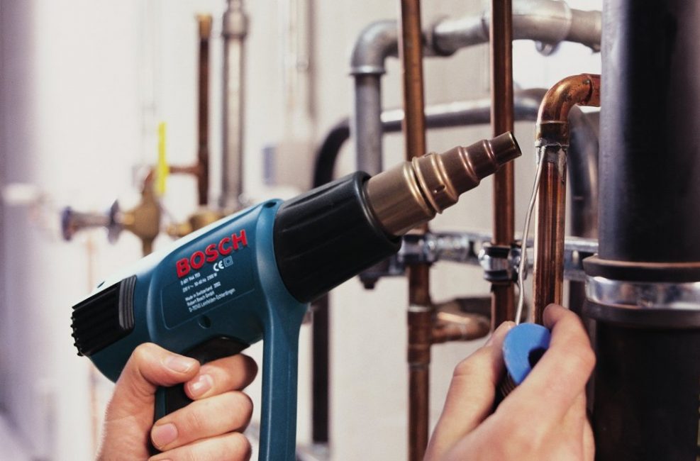 Travailler avec un sèche-cheveux d'immeuble