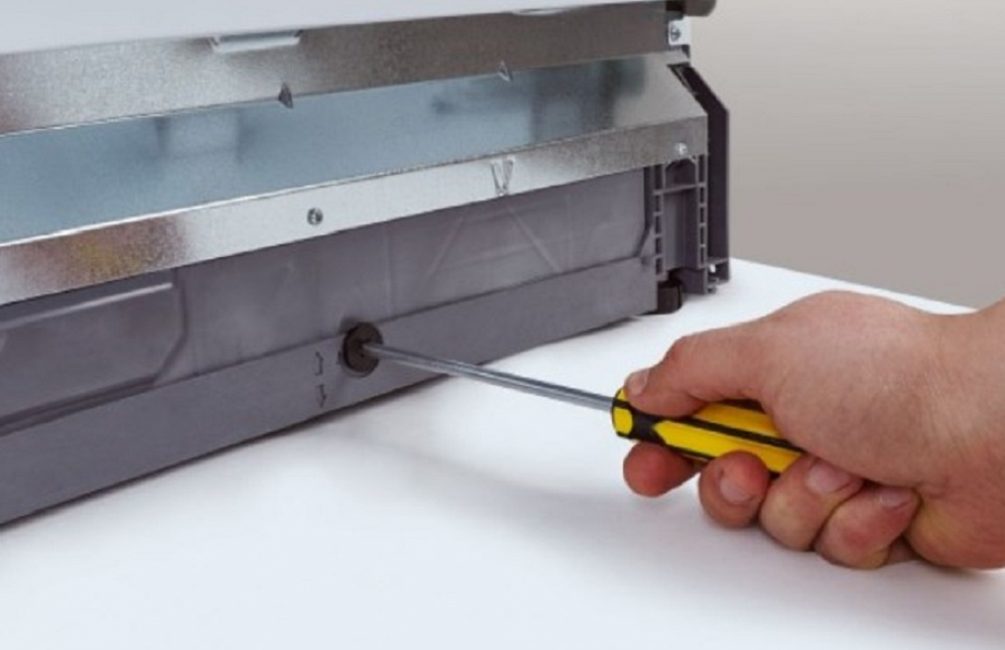 Réglage de la hauteur de la machine avec une vis spéciale