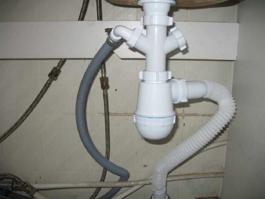 Siphon spécialisé pour vidanger le PMM avec deux sorties supplémentaires