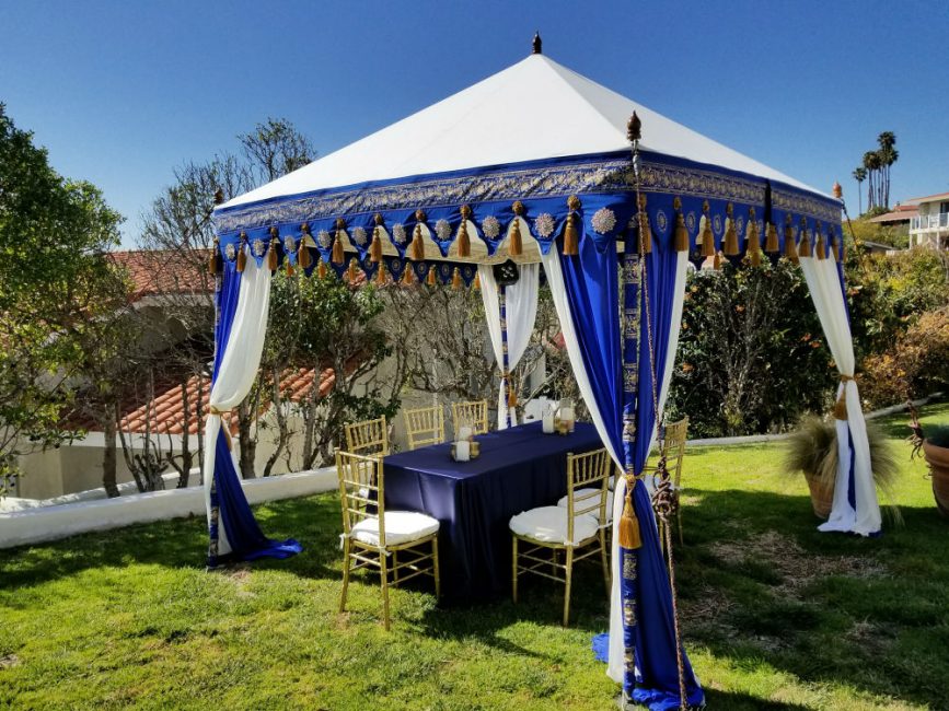 Un auvent est une option simple pour créer de la fraîcheur et une ombre partielle légère