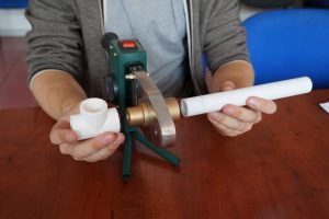 [Instruction] Soudure à faire soi-même de tuyaux en polypropylène: une description des types de matériaux utilisés, des composants et des outils