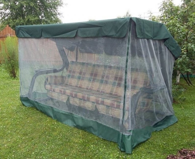 La présence d'une moustiquaire anti-moustique dans la balançoire vous aidera à oublier les insectes gênants tout en vous relaxant