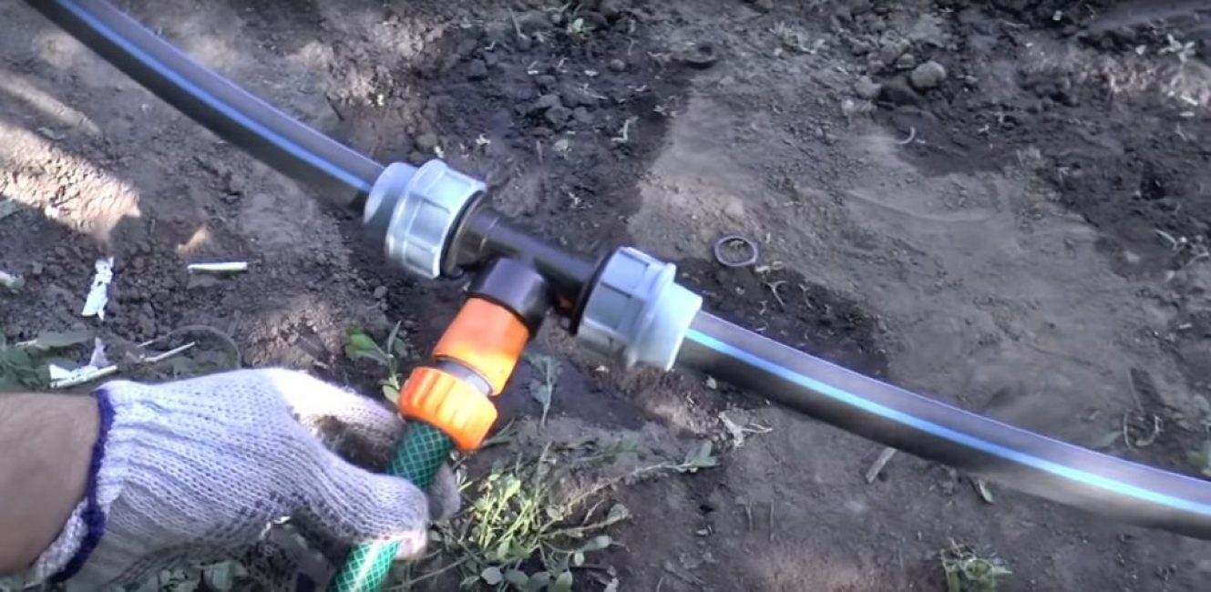 Le tuyau flexible peut être attaché à un tuyau en plastique rigide