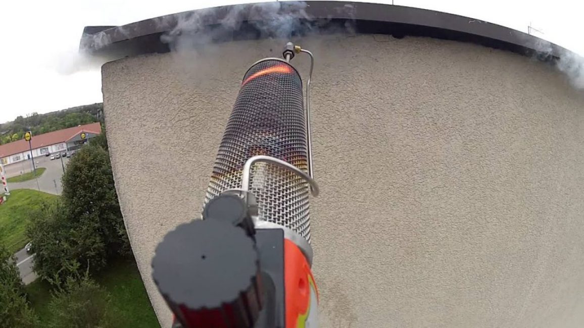 Le travail d'un service professionnel pour la destruction des insectes. Destruction de nids avec insecticide sous forme de fumée