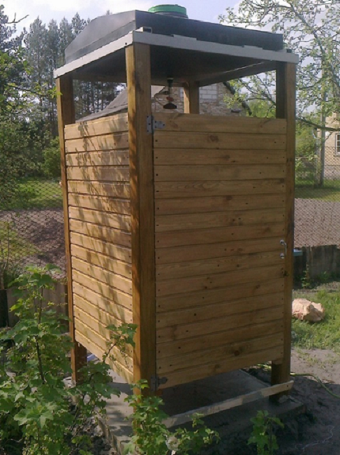 Le réservoir sombre se réchauffe parfaitement du soleil et fournit de l'eau chaude pour toute la famille