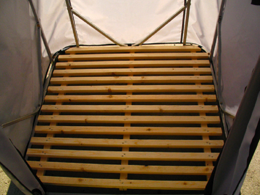 La grille en bois empêchera l'accumulation d'eau