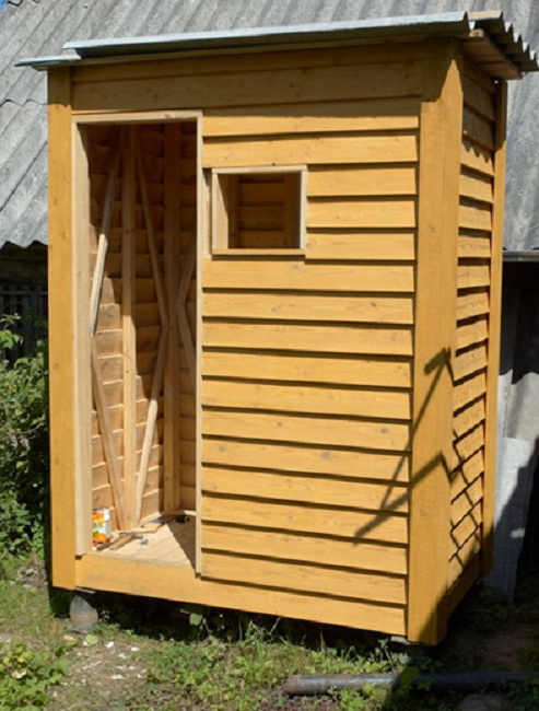 Pour la décoration extérieure, une planche est souvent utilisée.