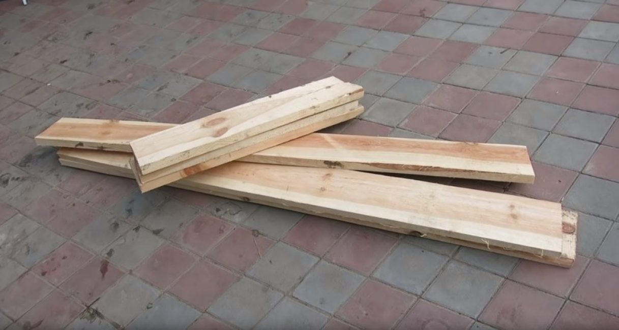 Les planches pour la fabrication d'une étagère doivent avoir une épaisseur d'au moins 20 mm