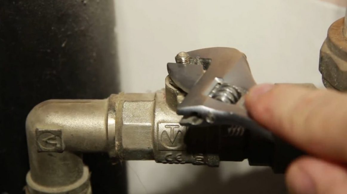 A chaque tour, l'amplitude de la rotation de la tige augmente légèrement.