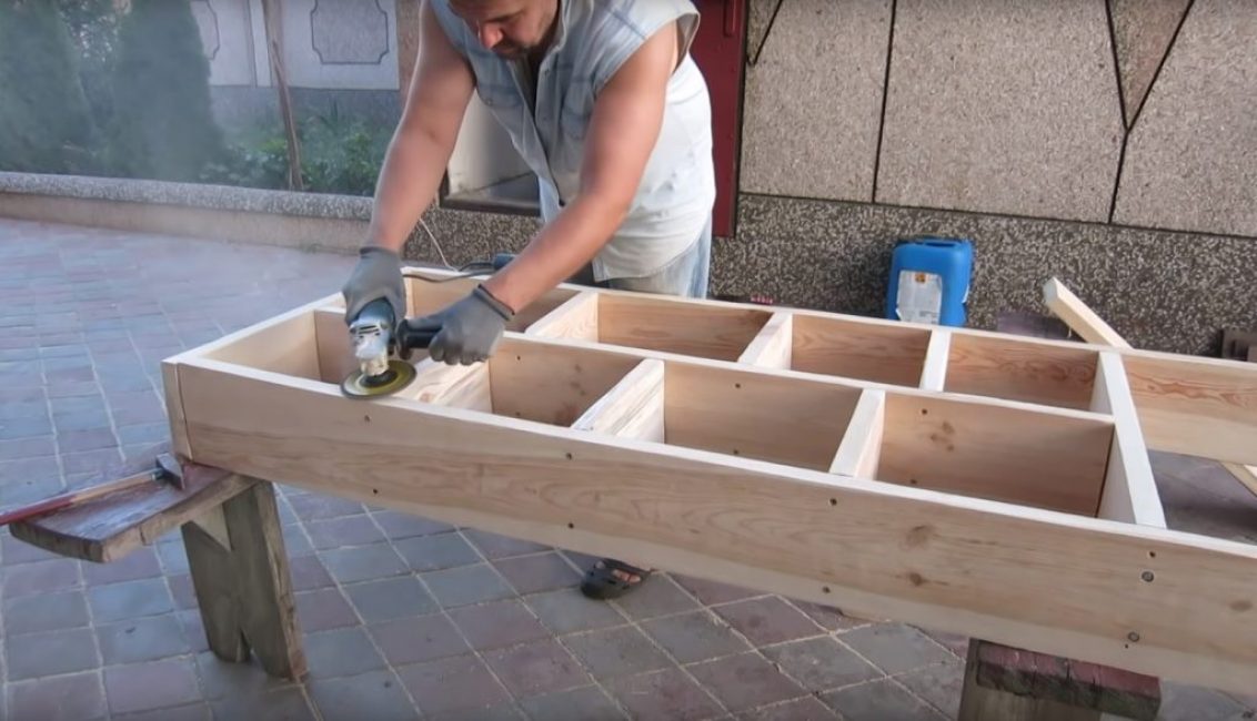 Ainsi qu'au stade du pré-traitement, le meilleur outil pour cette opération est une meuleuse avec un accessoire pour le travail du bois.