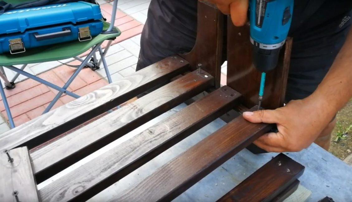 Assemblage de l'étagère du premier niveau