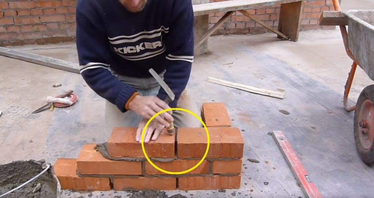 Installation de briques murales sans appliquer de mortier jusqu'au bout