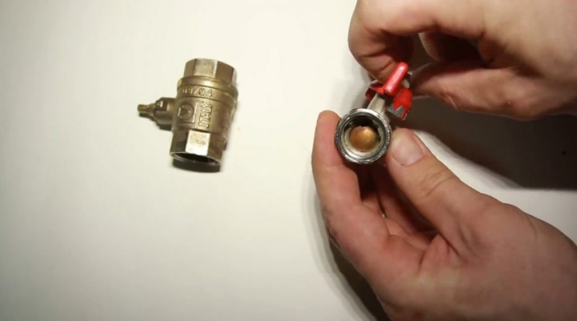 Tentative de fermeture du robinet avec une balançoire : la poignée est en position ouverte, mais le robinet est fermé