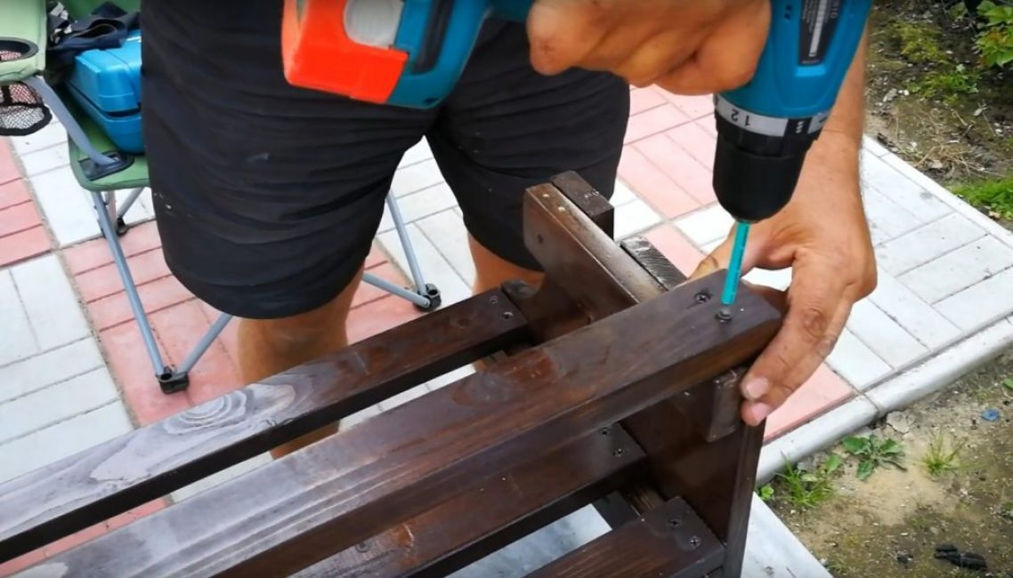 Installation de l'étagère du deuxième niveau