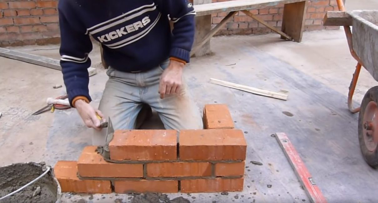 Application du mortier à l'extrémité opposée de la brique murale