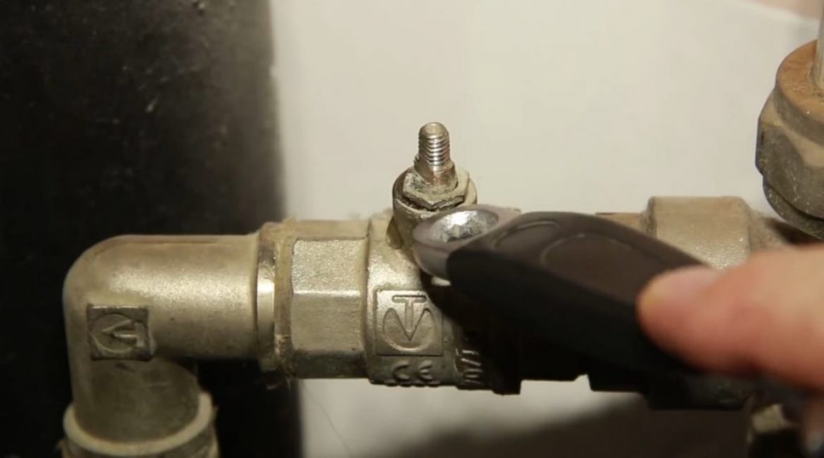 Dès qu'une goutte d'eau apparaît, le travail préliminaire avec la tige peut être considéré comme terminé.