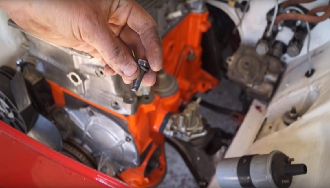 Le haut d'un boulon à tête dénudée peut souvent être dévissé du trou fileté, car dans 90% des cas, les boulons se cassent dans le sens de la torsion