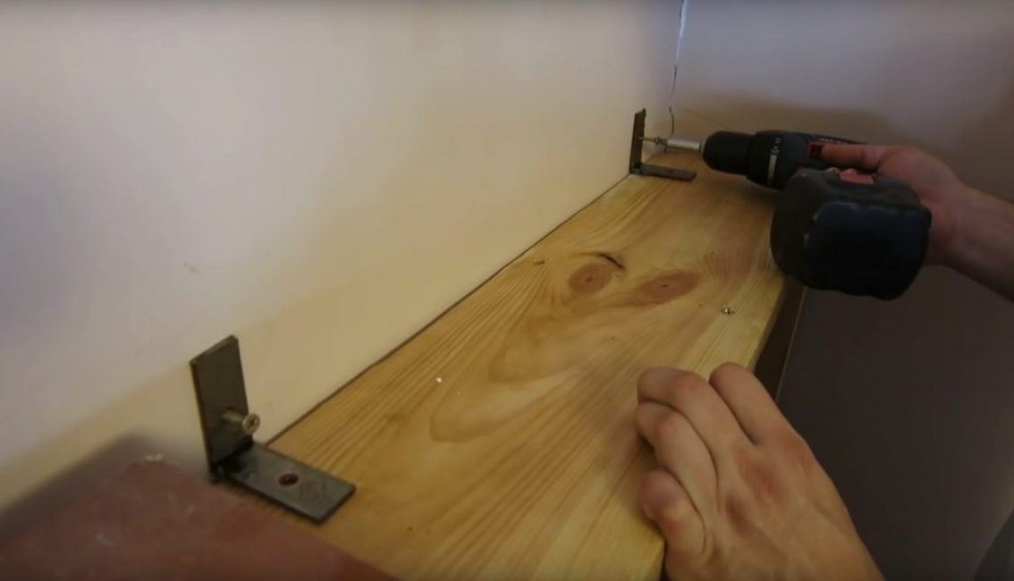 Installation des coins au mur