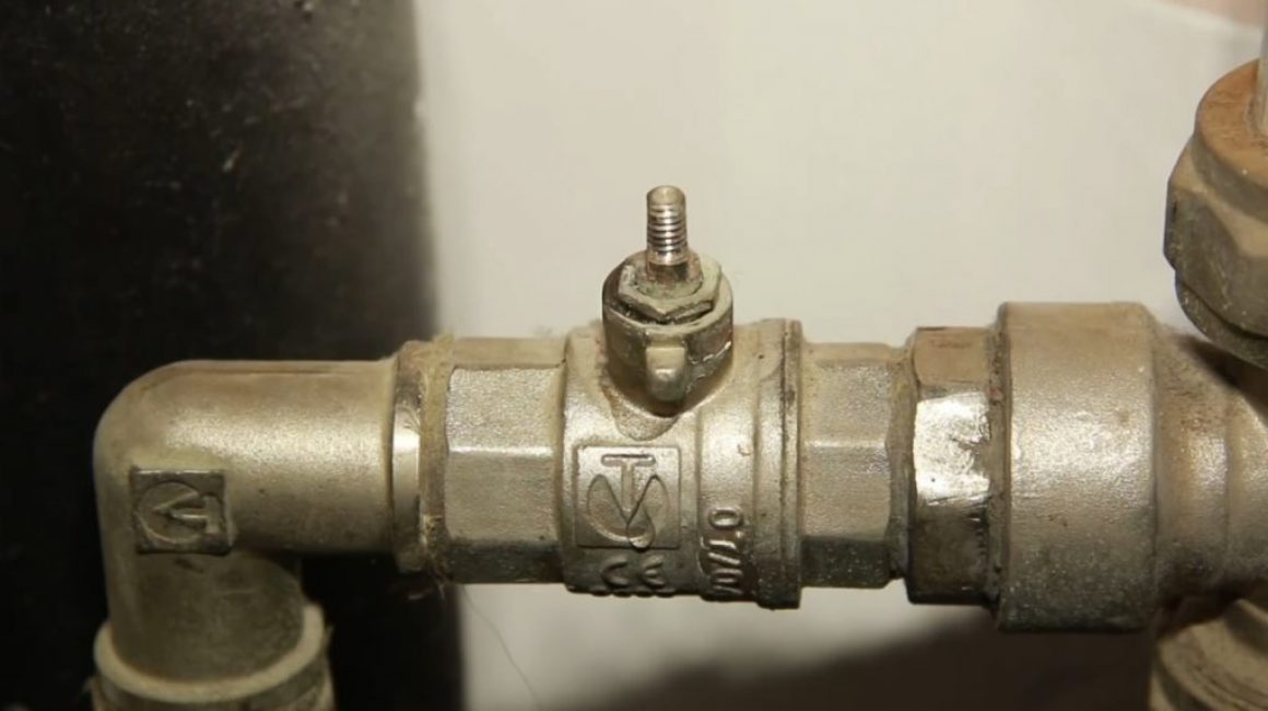 Les actions se poursuivent jusqu'à ce que la tige soit dans la position correspondant à l'état fermé de la vanne