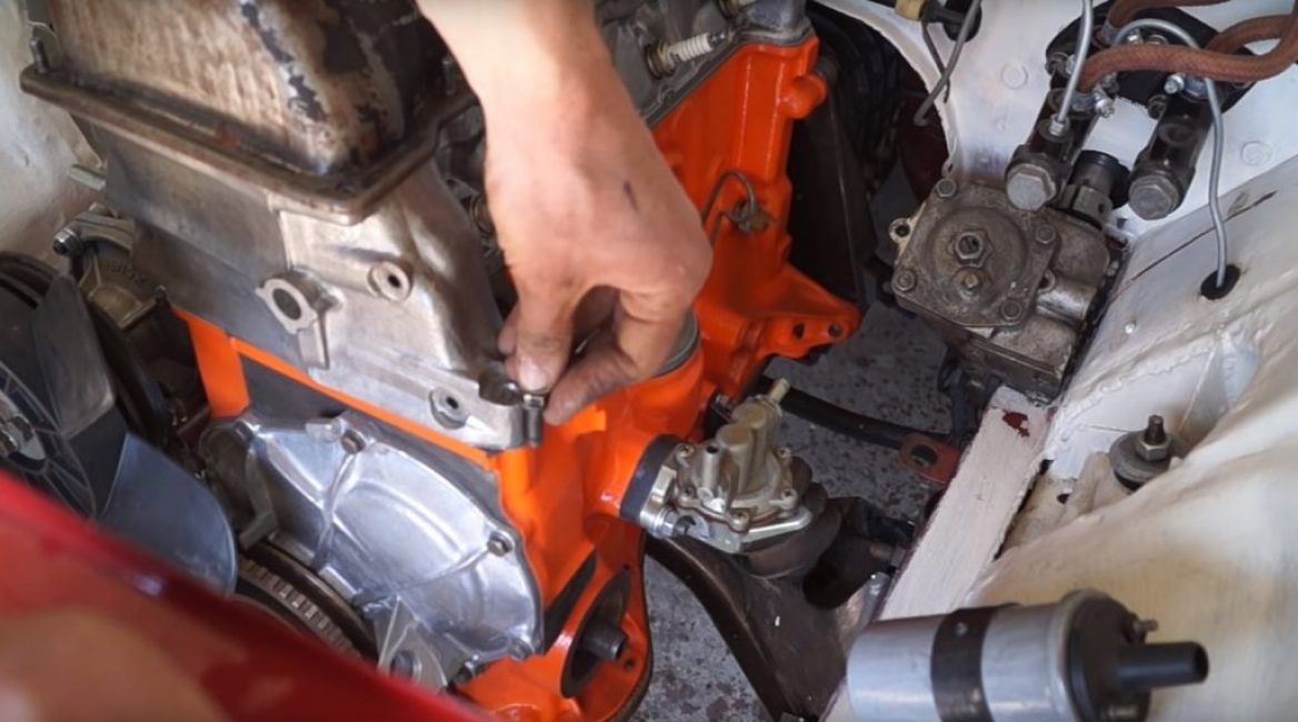 Si vous fixez un boulon au moteur, vous pouvez voir que sa défaillance s'est produite exactement au-dessus du bloc-cylindres, c'est-à-dire qu'il y a des restes de filetage dans le bloc et dans la tête