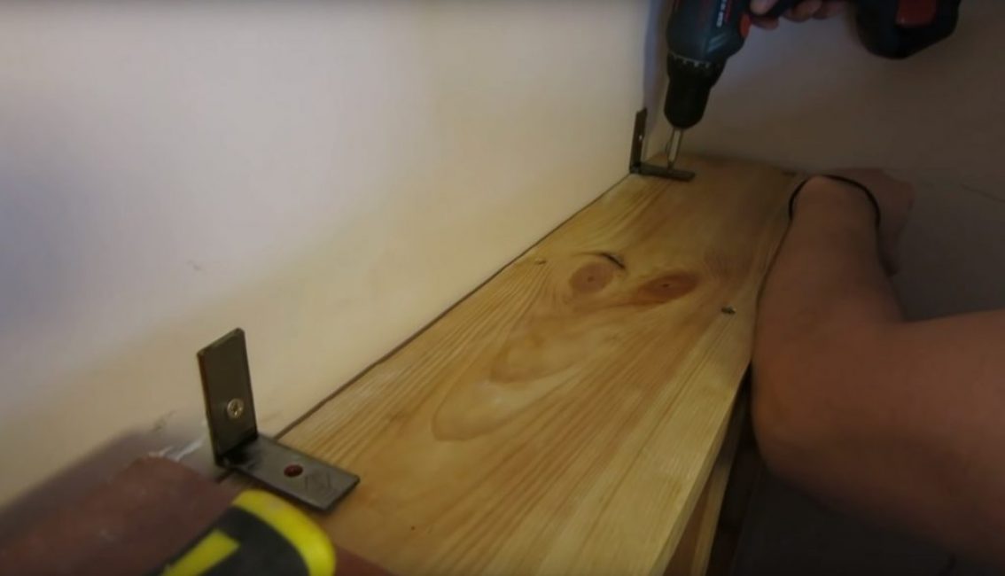 Fixation de l'étagère aux coins avec des vis autotaraudeuses