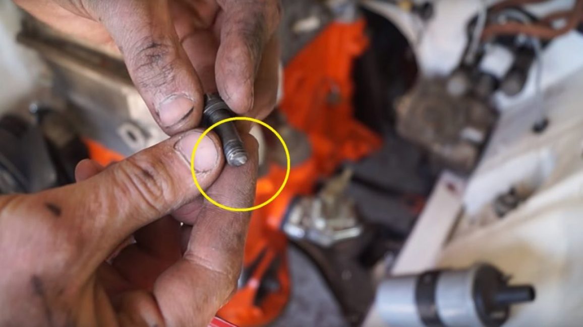 Lorsqu'il est déformé, des antennes particulières se forment dessus, avec lesquelles vous pouvez attraper le reste du boulon dans le trou