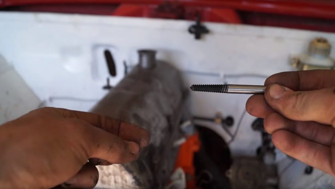 L'extracteur est une perceuse à longue pointe conique