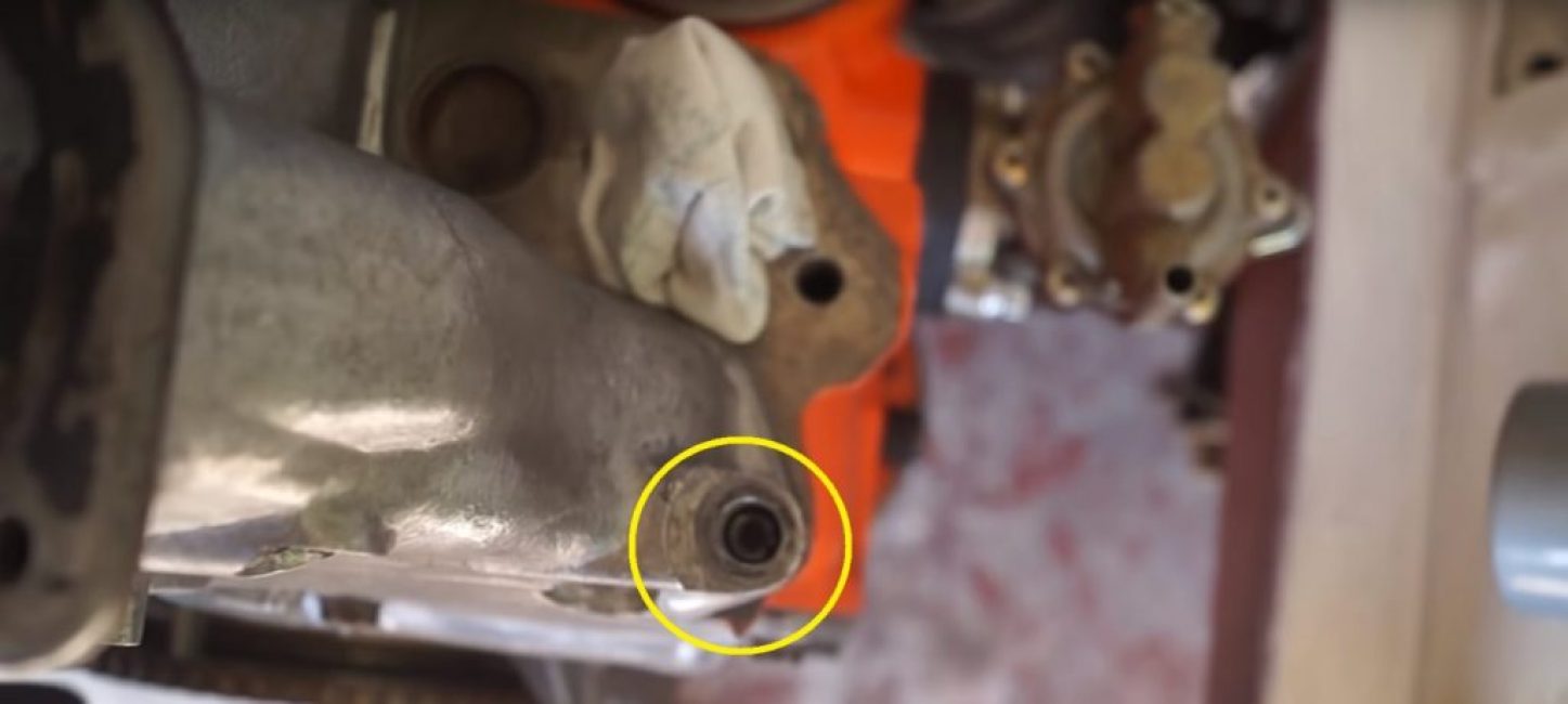 Il est recommandé de fabriquer un manchon de petite longueur, à partir de la partie extérieure duquel couper un filetage avec un pas égal au filetage du trou dans lequel le boulon cassé a été vissé